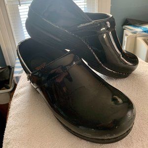 Dansko Womens XP Black Patent Leather Clogs, 38